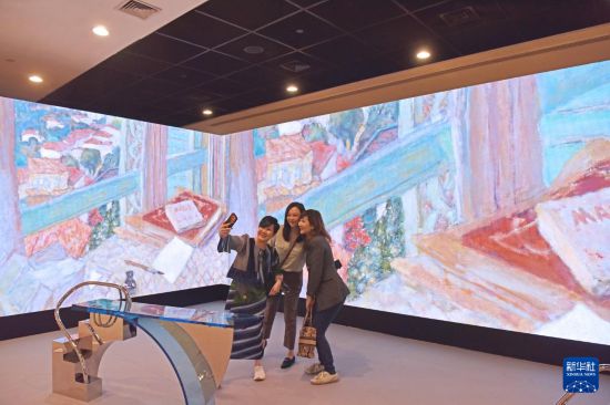 3月25日，人们在2026年巴塞尔艺术展香港展会预展上拍照。新华社记者 陈铎 摄