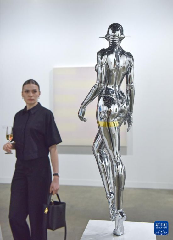 3月25日，一名女士在2026年巴塞尔艺术展香港展会预展上参观。新华社记者 陈铎 摄