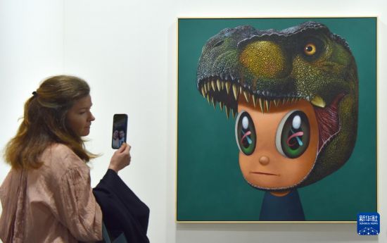 3月25日，一名女士在2026年巴塞尔艺术展香港展会预展上参观。新华社记者 陈铎 摄